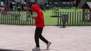 Deberes y pantallas apartan a niños y adolescentes de los parques y jardines: solo un 11% los pisa a diario