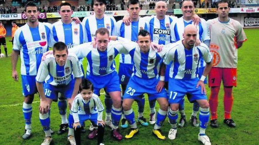 El once del Avilés en el derbi, con Abraham el primero arriba por la izquierda, Mario Prieto el sexto y Adri, hjo de Jeffrey.