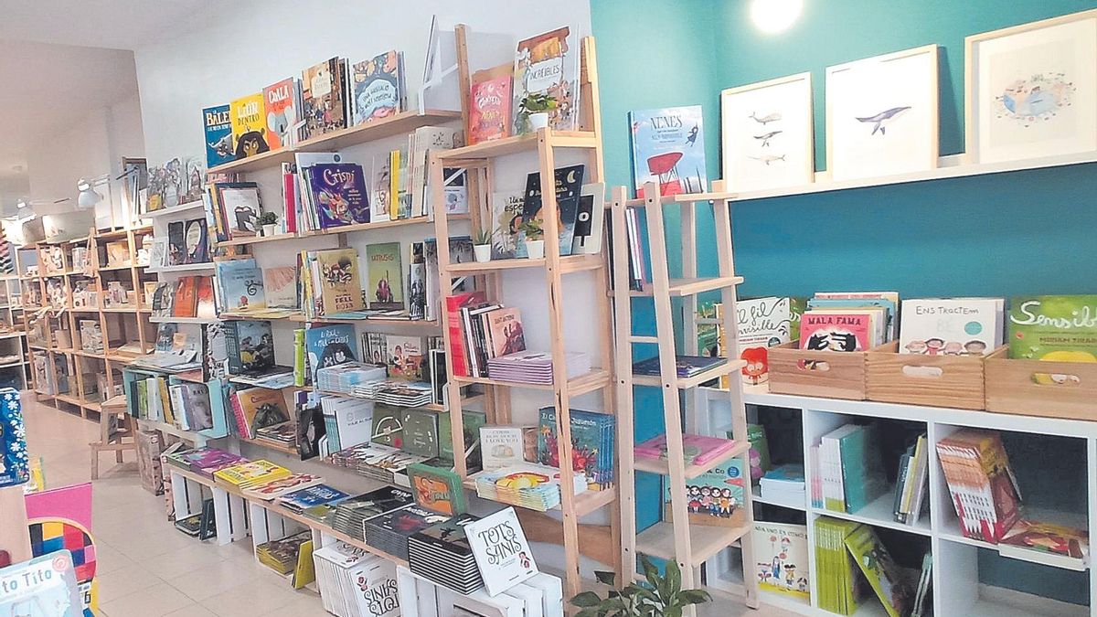 Interior de la librería Espai Caramulls, en Palma