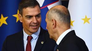 El presidente del Gobierno, Pedro Sánchez, es recibido por el primer ministro esloveno, Janez Jansa, para la cumbre UE-Balcanes Occidentales en el Brdo Congress Centre, cerca de Liubliana, este 6 de octubre de 2021.