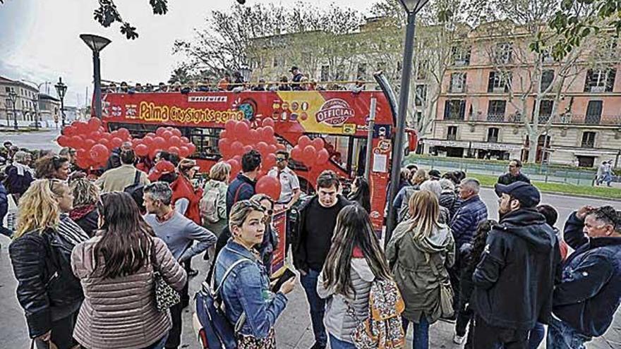 El bus rojo imita los buses londinenses de dos pisos.