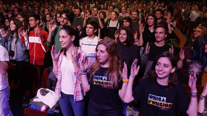 El público, que abarrotó el teatro, en un momento de la gala. // R.Grobas