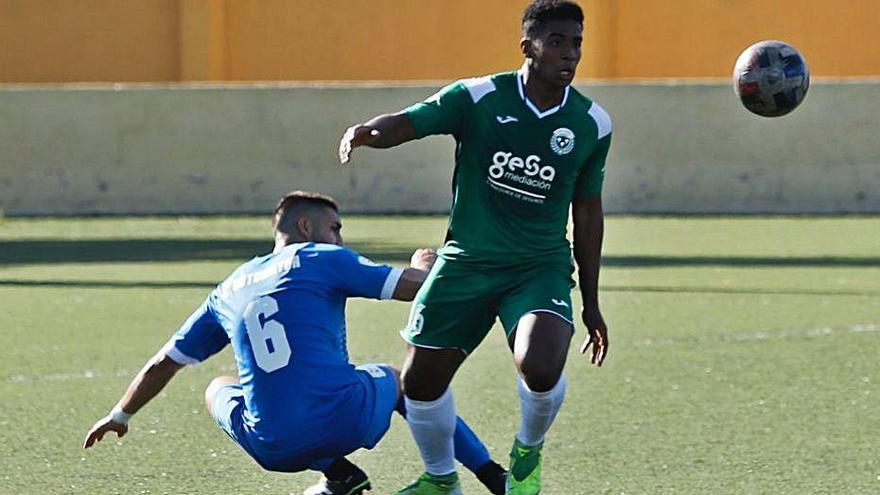 Dos jugadores pugnan por el balón durante el partido.