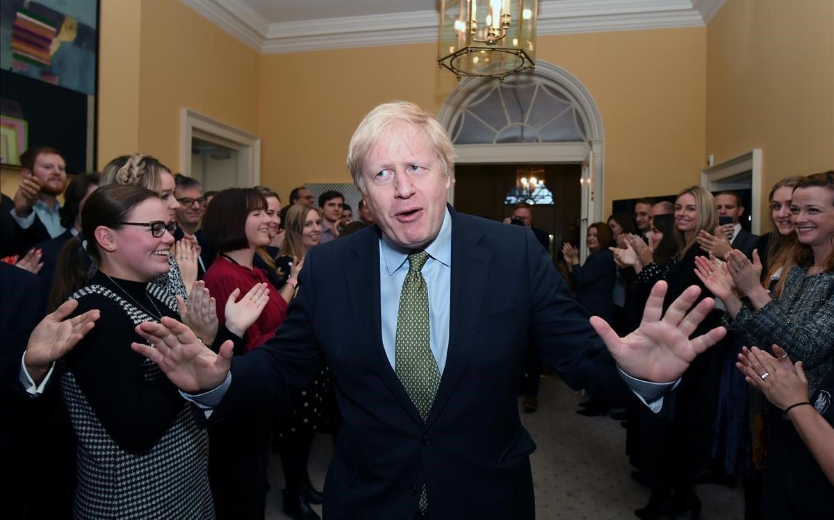 zentauroepp51359822 britain s prime minister boris johnson is greeted by staff a191213195836