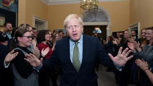 Boris Johnson, aplaudido al entrar en la residencia oficial de Downing Street, en Londres.