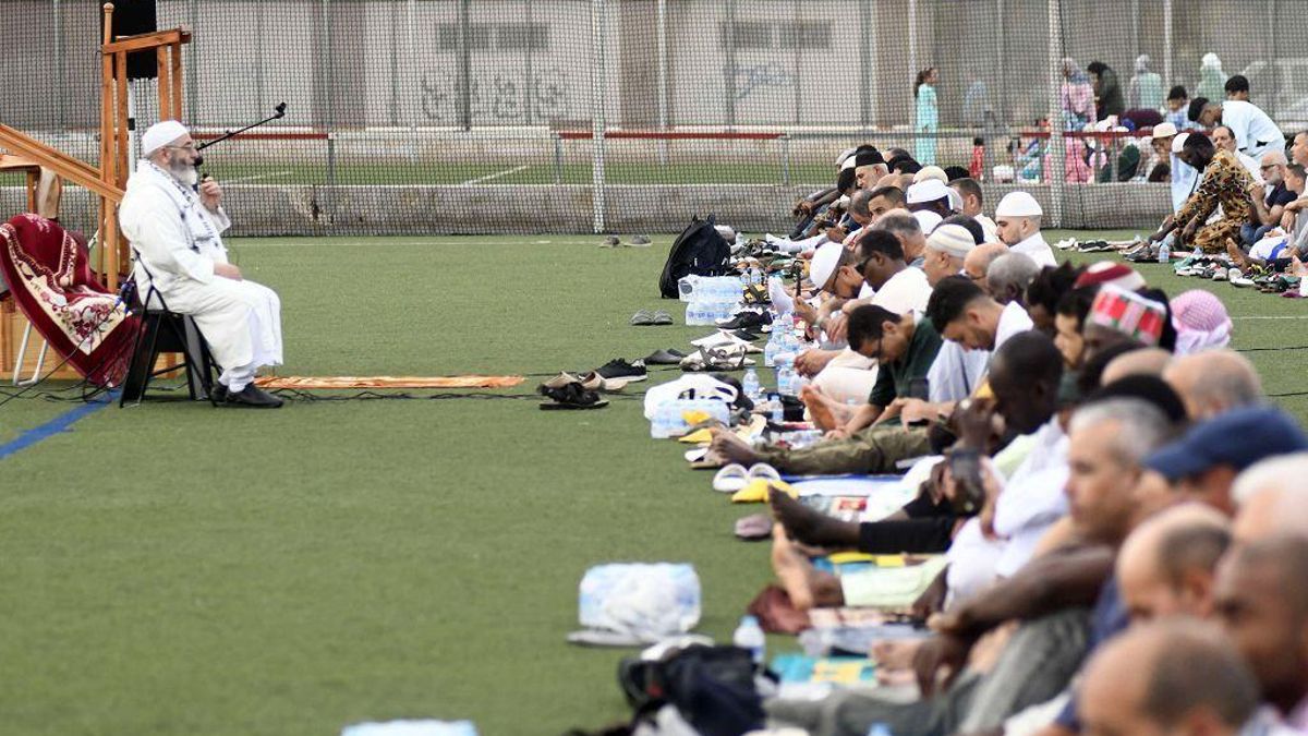 Musulmanes de Murcia rezan en el polideportivo de Santiago el Mayor.