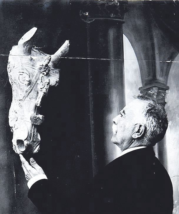 Gabriel Llabrés con una cabeza ecuestre hallada en 1923 en Santa Anna de Can Costa.
