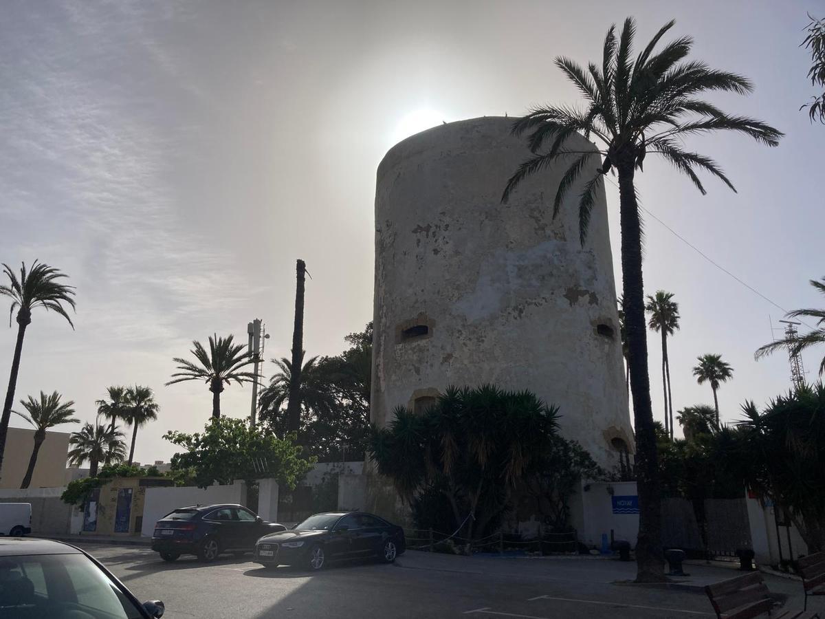 La Torre de Cabo Roig, junto al litoral de Orihuela Costa y el sendero azul litoral