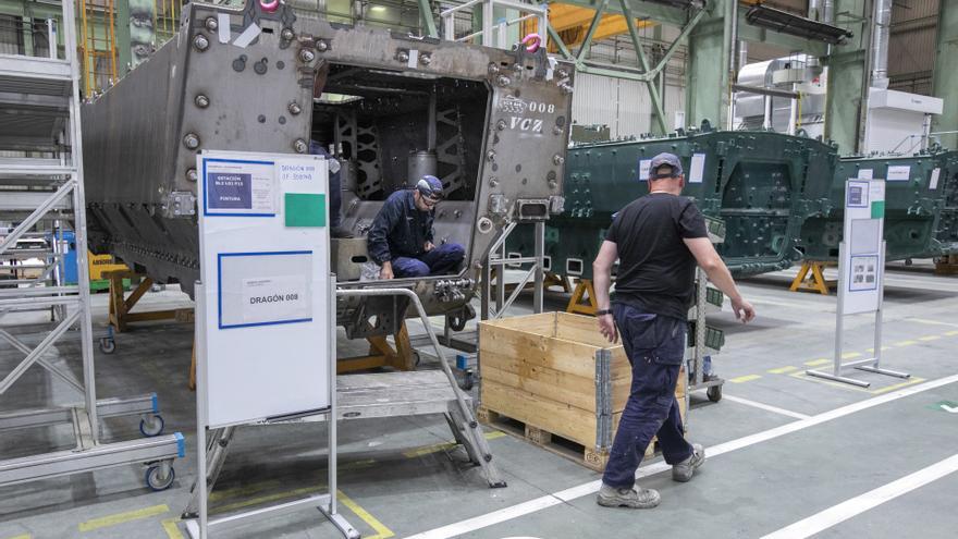 Operarios trabajando en una fábrica