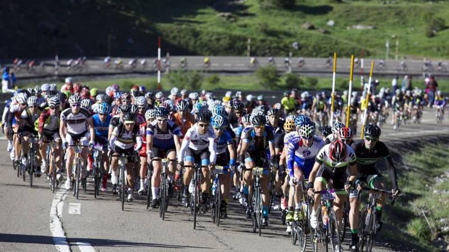 8.500 ciclistas toman la salida hoy en la Quebrantahuesos