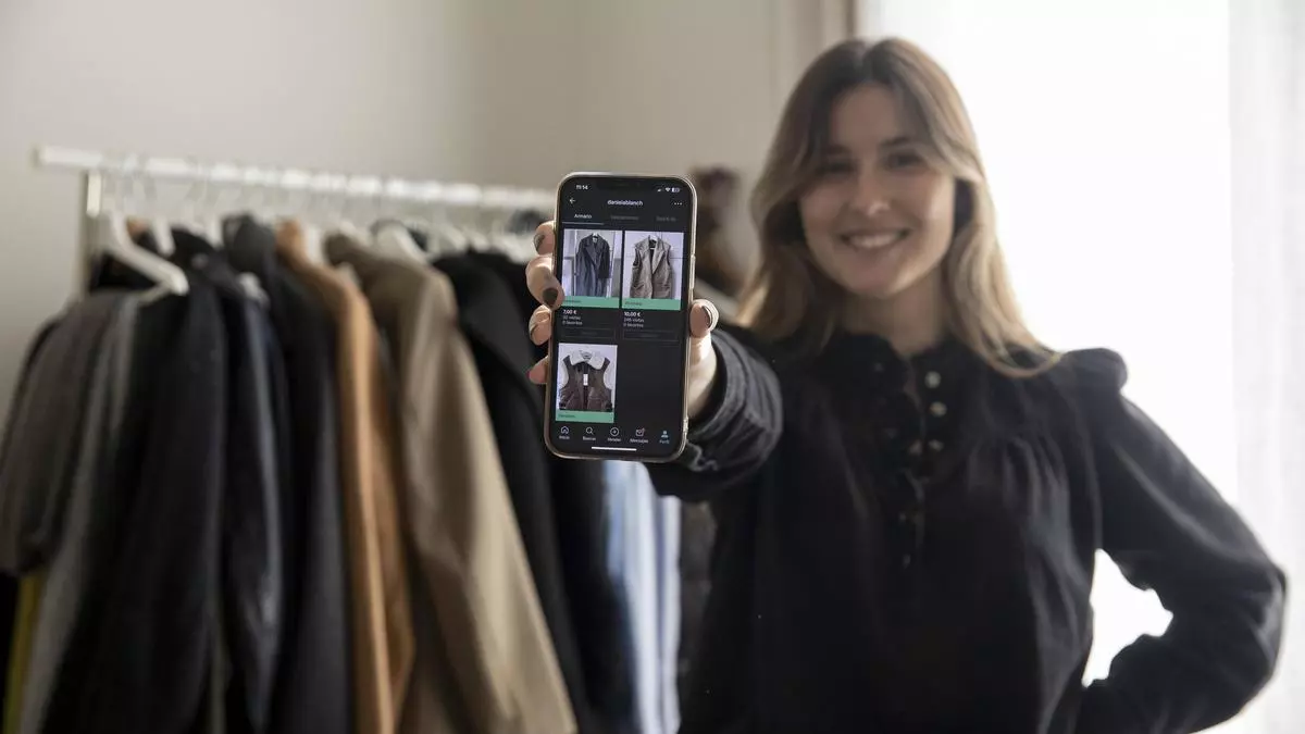 Ocho de cada 10 jóvenes compran y venden a través del móvil: "Mi teléfono parece el gran bazar"