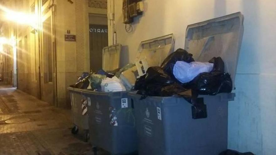 Los contenedores de basura afean el remozado entorno de la plaza Redonda