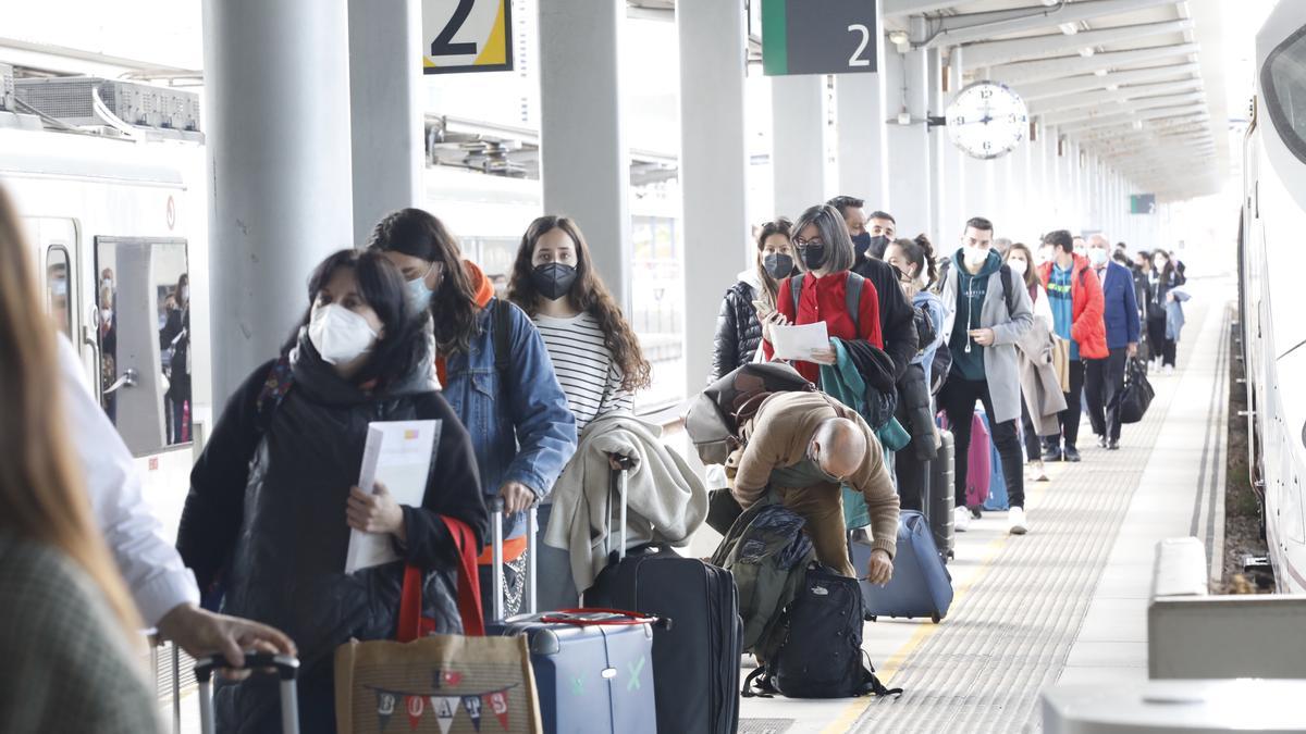 Controles en la estación de tren de Gijón. | ÁNGEL GONZÁLEZ