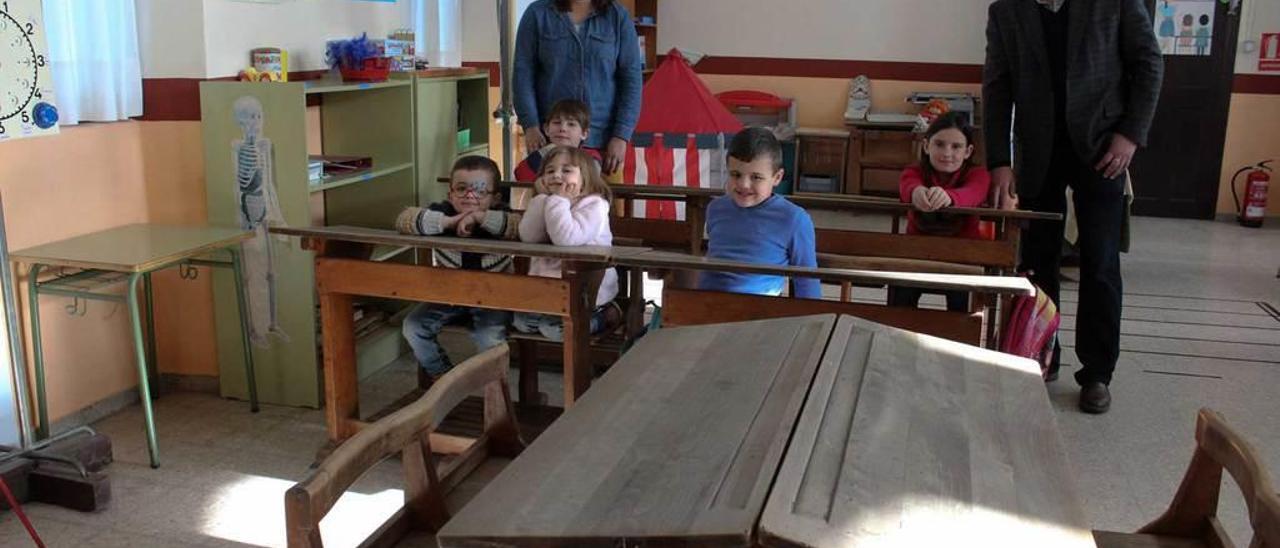 En primera fila, Lucas González, Nahla González y Rafael González; detrás, César Valdés y Paula Pérez, con Carmen María García y José Manuel García, &quot;Pepe el Maestro&quot;, de pie, el pasado jueves, en la escuela rural de Logrezana.