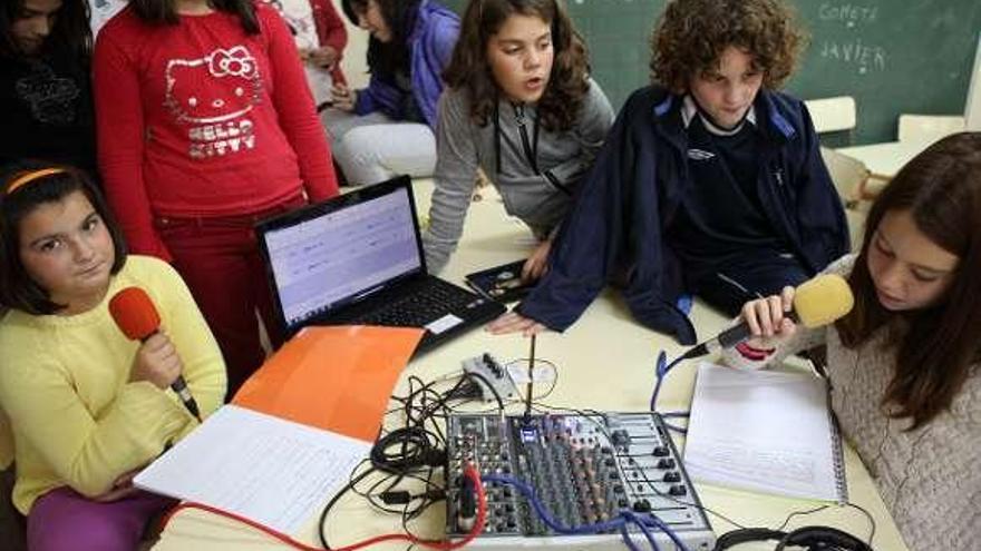 Alumnas del colegio de Pontesampaio en el taller radiofónico.  // Faro