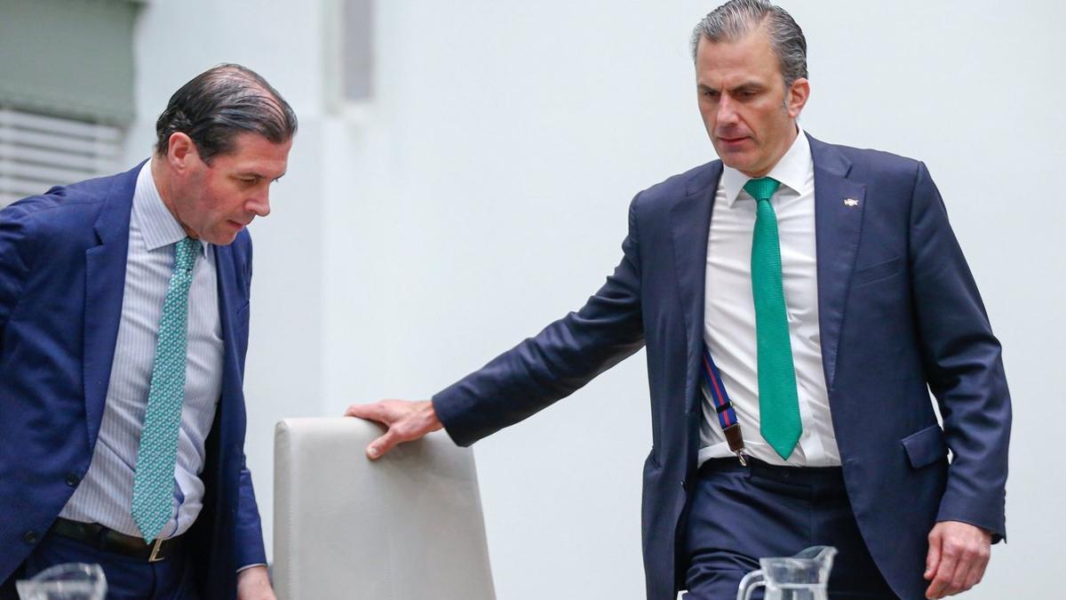 El secretario general de Vox, Javier Ortega Smith (derecha), y Pedro Fernández, en el pleno de constitución del Ayuntamiento de Madrid.