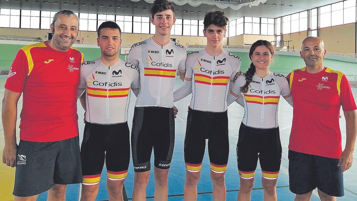 Miquel Alzamora y el técnico David Amengual, junto a los cuatro pistards mallorquines.