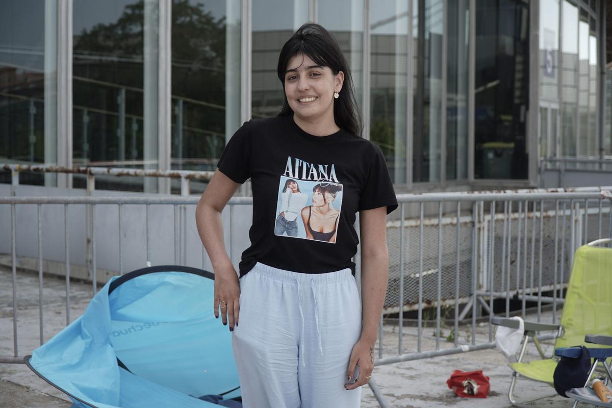 Seguidoras de Aitana acampan a las puertas del Coliseum mientras los operarios llevan a cabo el montaje del escenario para el concierto de este miércoles.