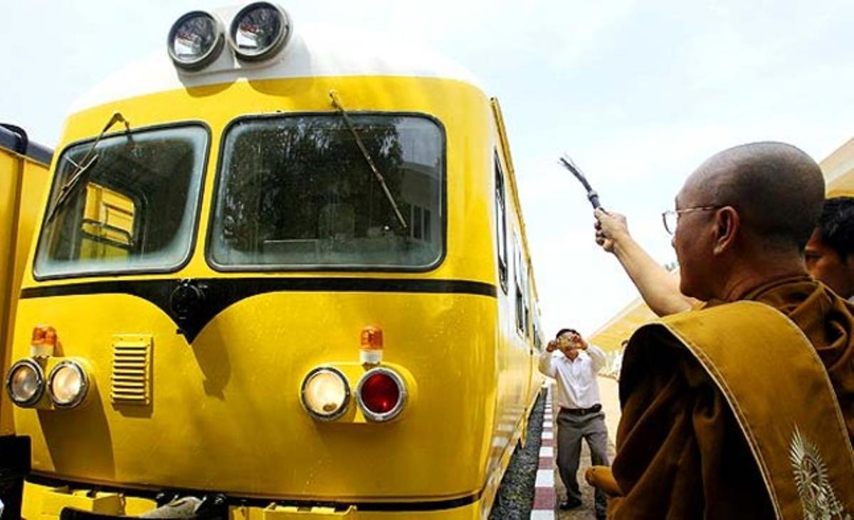 Un monje budista bendice un tren durante la ceremonia de inauguración del servicio en Phnom Penh (Camboya).