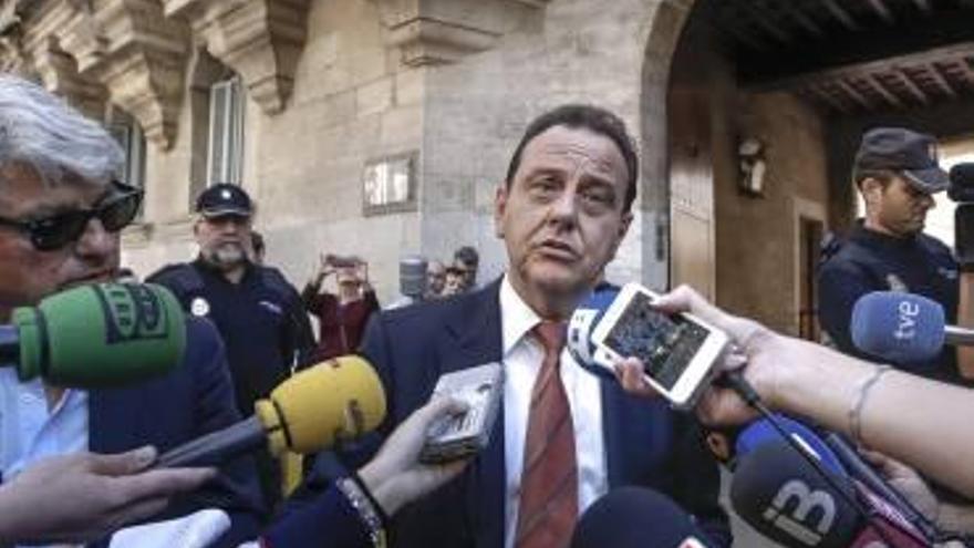 Jaume Riutord, abogado de la Infanta, tras recibir el auto.