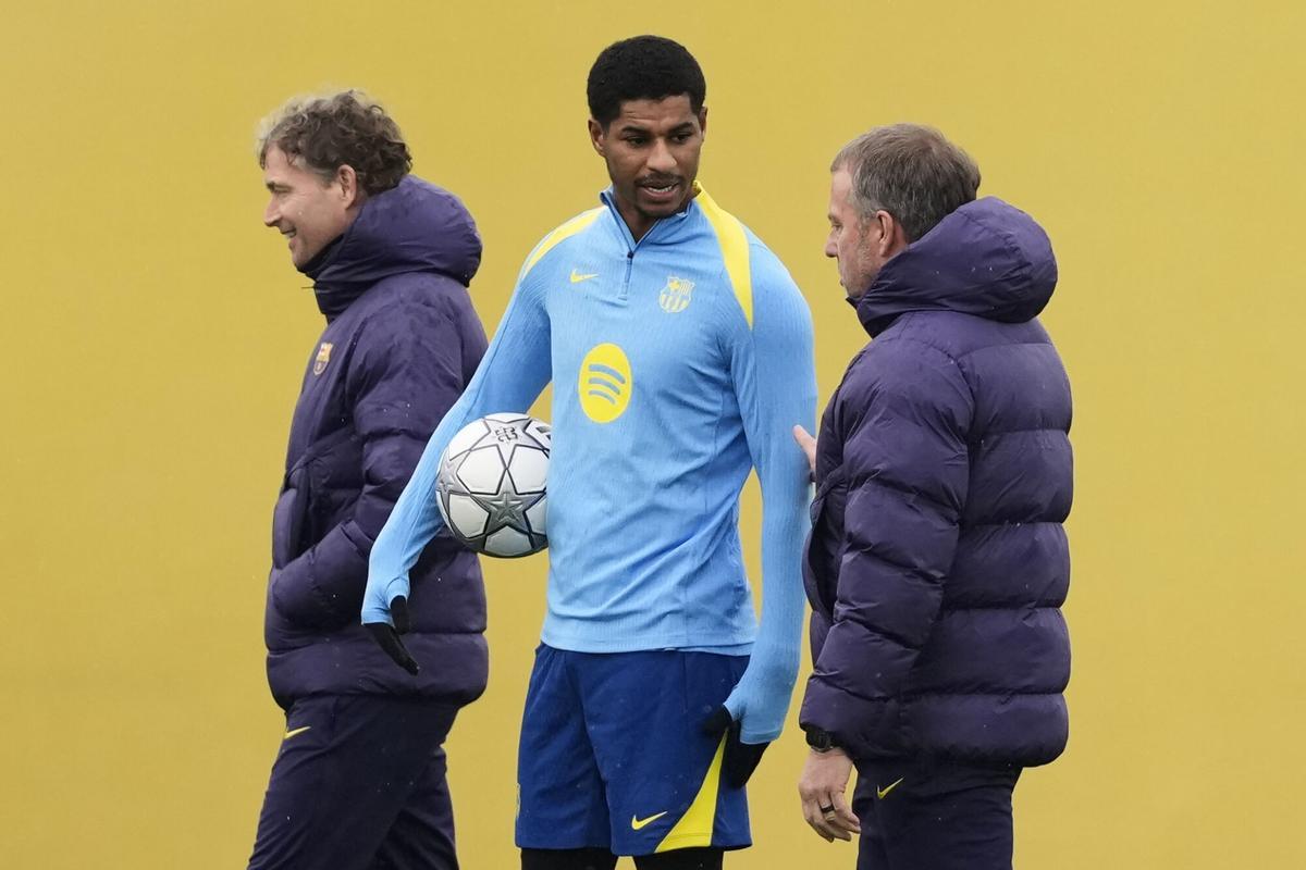 Marcus Rashford y Hansi Flick durante un entrenamiento del FC Barcelona