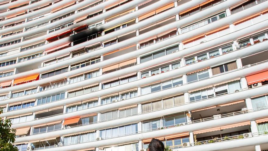 Fallece una mujer en un incendio en su casa en el edificio La Chicharra de Alicante