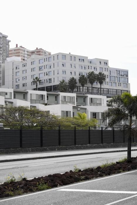 25-12-19 LAS PALMAS DE GRAN CANARI. LA MINILLA. LAS PALMAS DE GRAN CANARIA. Foto de un edificio de dúples en la Avenida de Ansite, número 11, que tienen exceso de altura, con respecto al plan general.  Fotos: Juan Castro.  | 25/12/2019 | Fotógrafo: Juan Carlos Castro