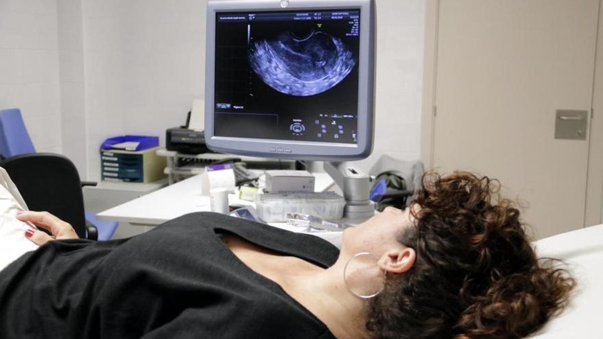 Una pacient amb endometriosi mentre li fan una ecografia.