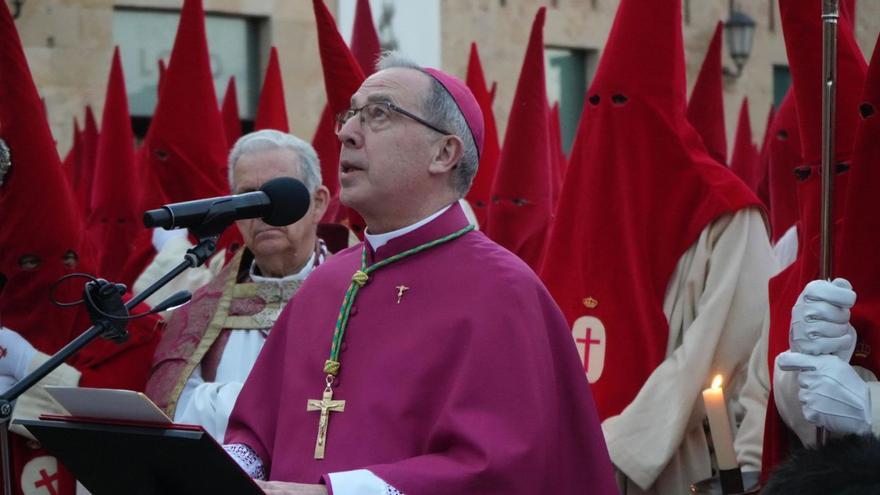 El obispo Fernando Valera reza la plegaria al Cristo de las Injurias en el centenario de la procesión.