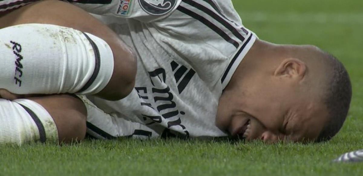 Imagen de Mbappé tendido en el juego tras la lesión