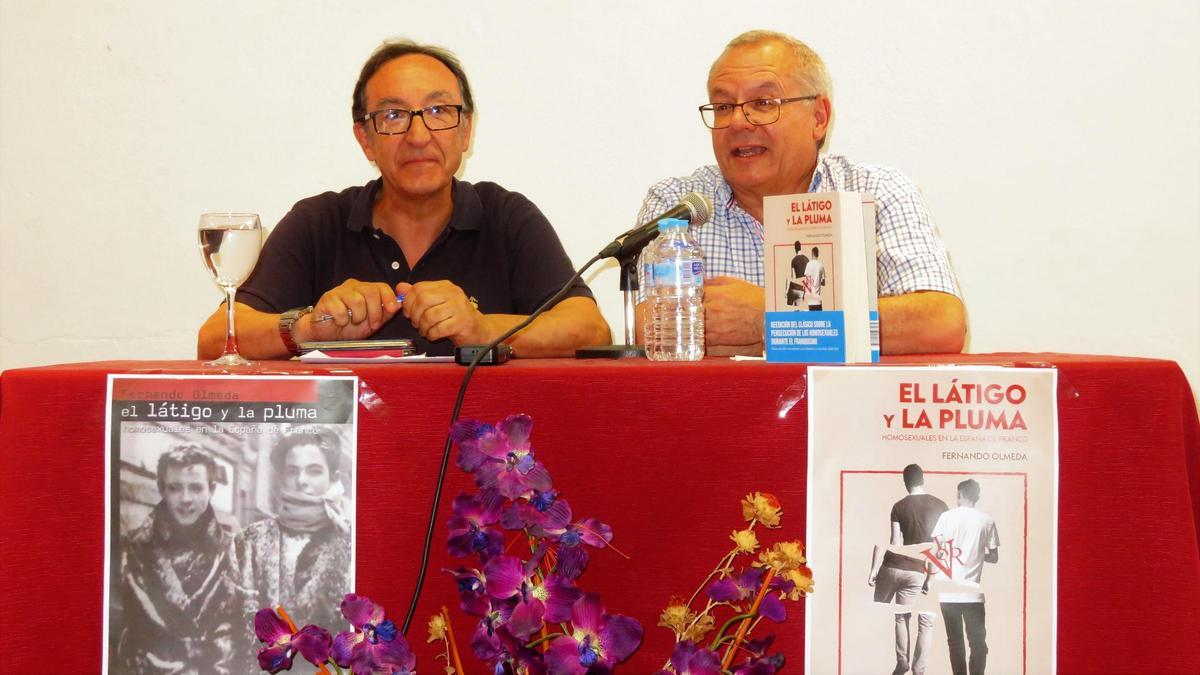 Fernando Olmeda, acompañado por Juan Molina, durante la presentación de su libro en Monesterio