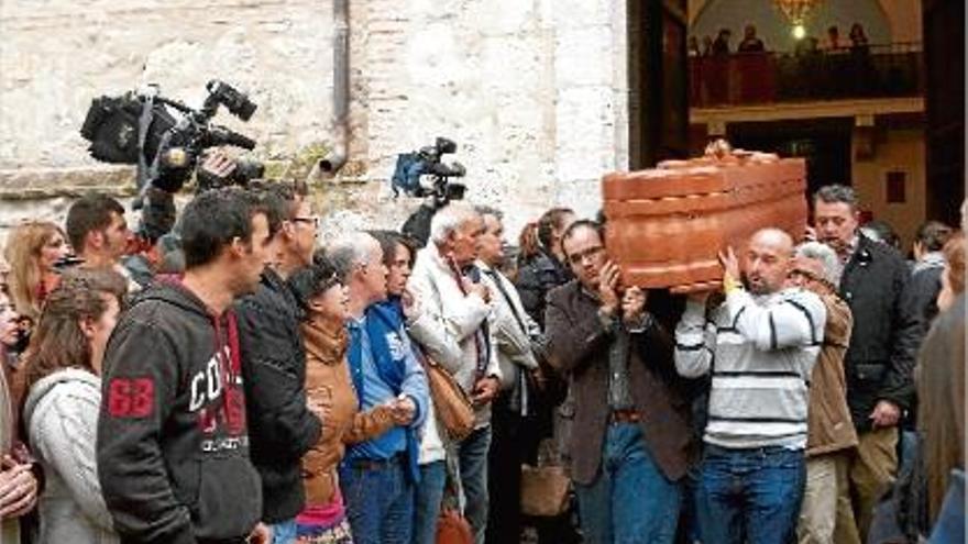 Fuensalida acomiada les nenes mortes en un atropellament