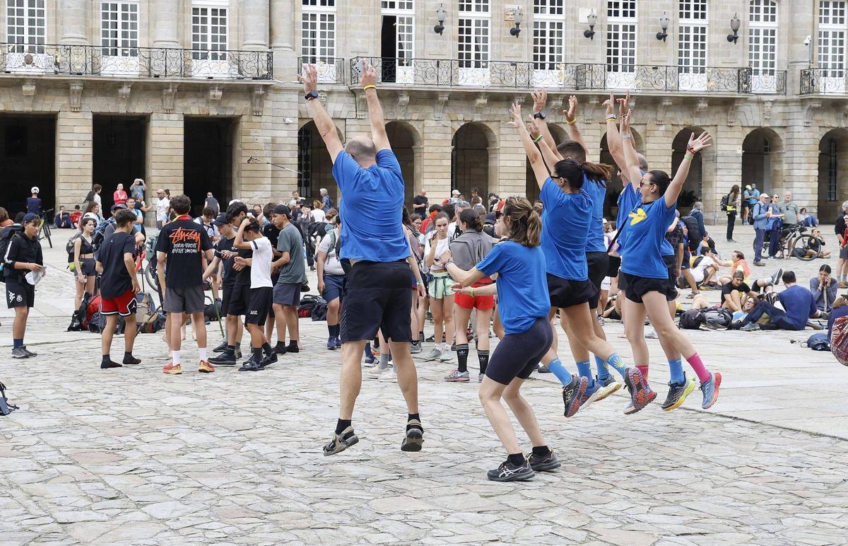 Un grupo de peregrinos celebra su llegada a al Obradoiro