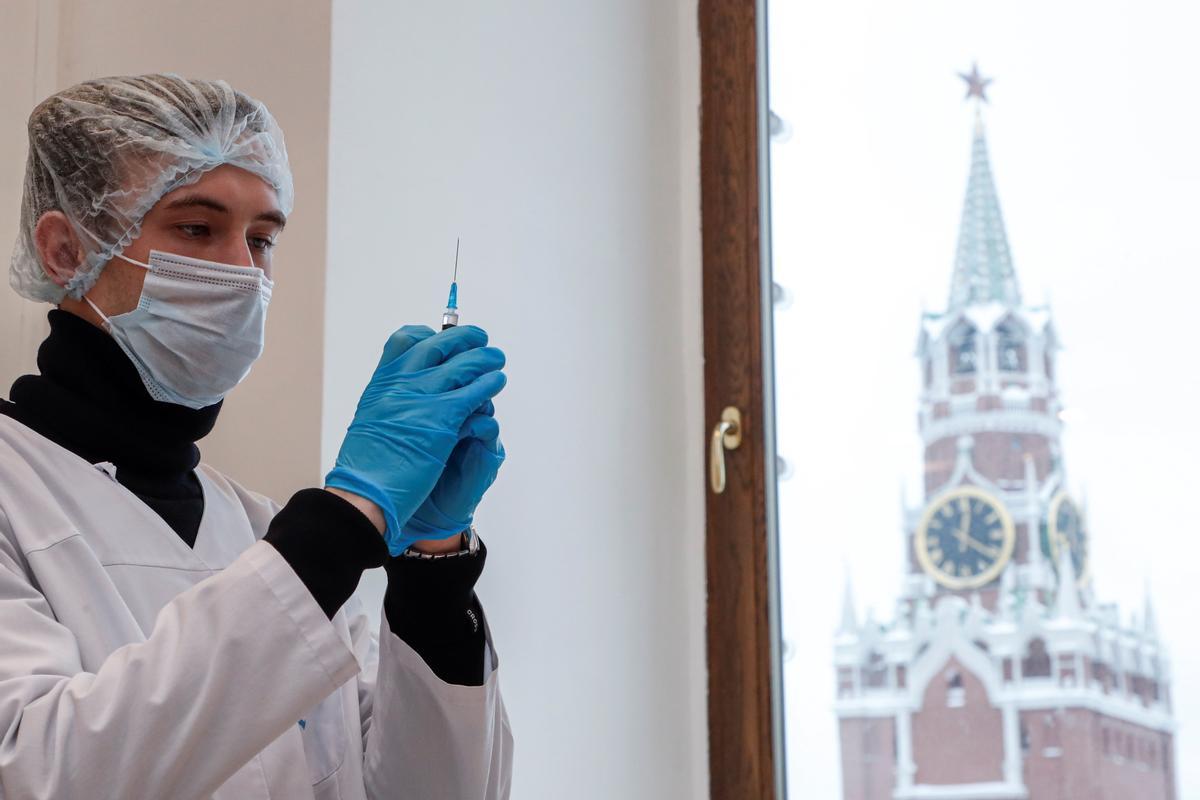 Un enfermero a punto de inyectar una vacuna en Moscú, Rusia. EFE/EPA/MAXIM SHIPENKOV