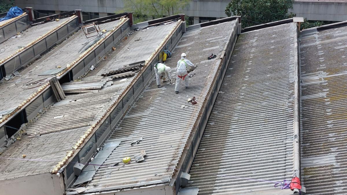 BARCELONA 25/03/25. Retirada de amianto. Proceso de desamiantado de la antigua sede de EL PERIODICO en Consell de Cent JOAN CORTADELLAS