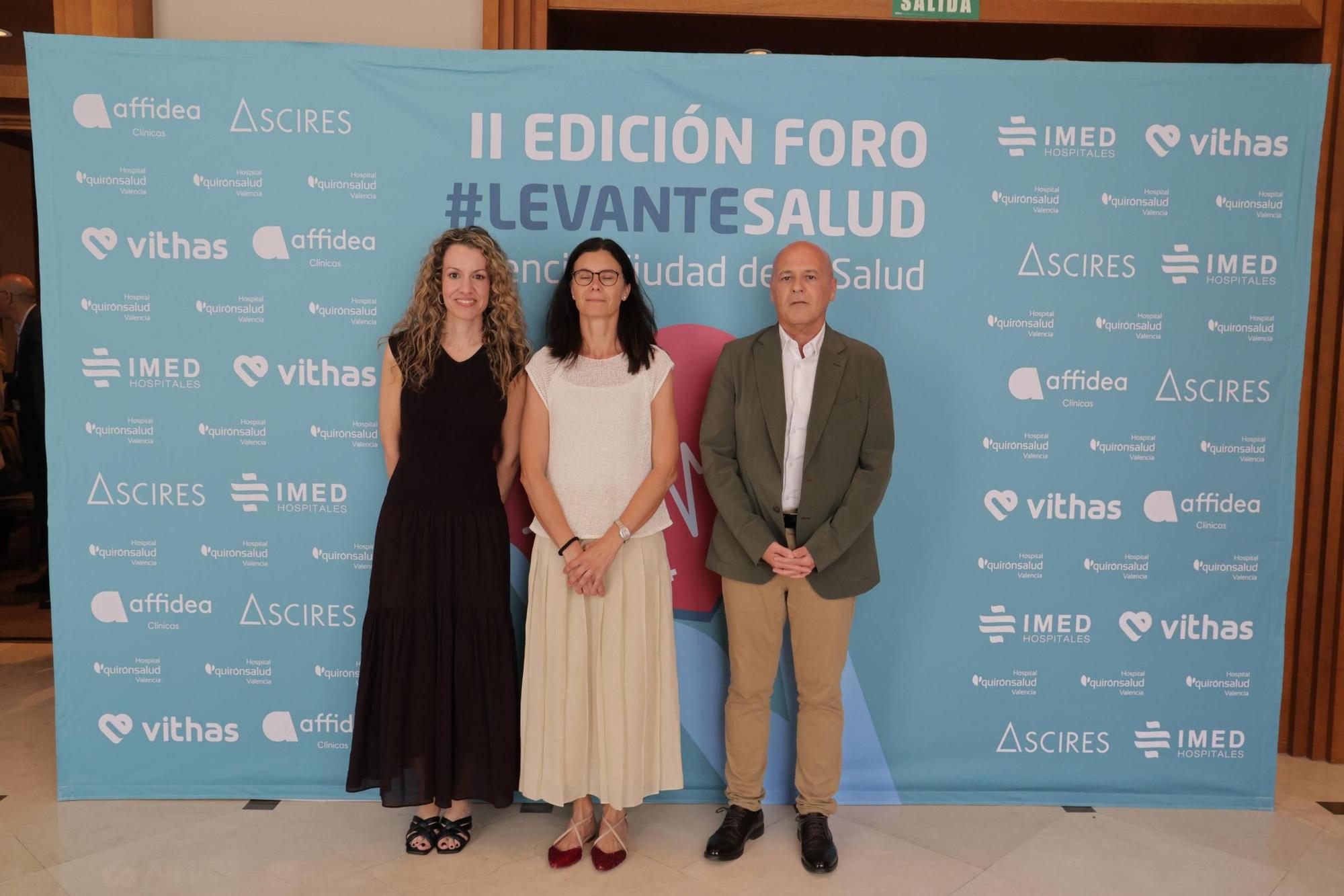 Silvia Tomás (Prensa Ibérica), Begoña Comendador (Secretaria Autonómica de Sanidad) y Joan Carles Martí (Levante-EMV).jpg