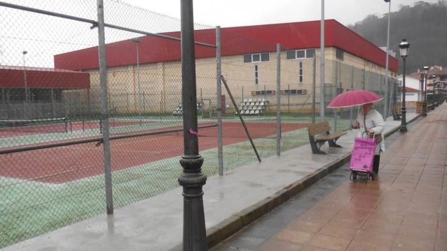 El actual aspecto de las pistas de tenis de Cangas de Onís.