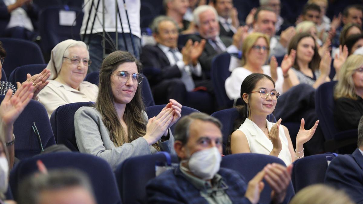 Las dos estudiantes premiadas y, debajo, el también galardonado profesor José Joaquín Mira