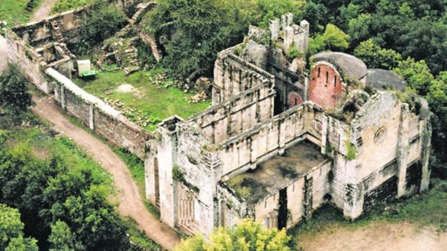 Estado en que se encontraba o mosteiro antes de comezar a súa restauración.