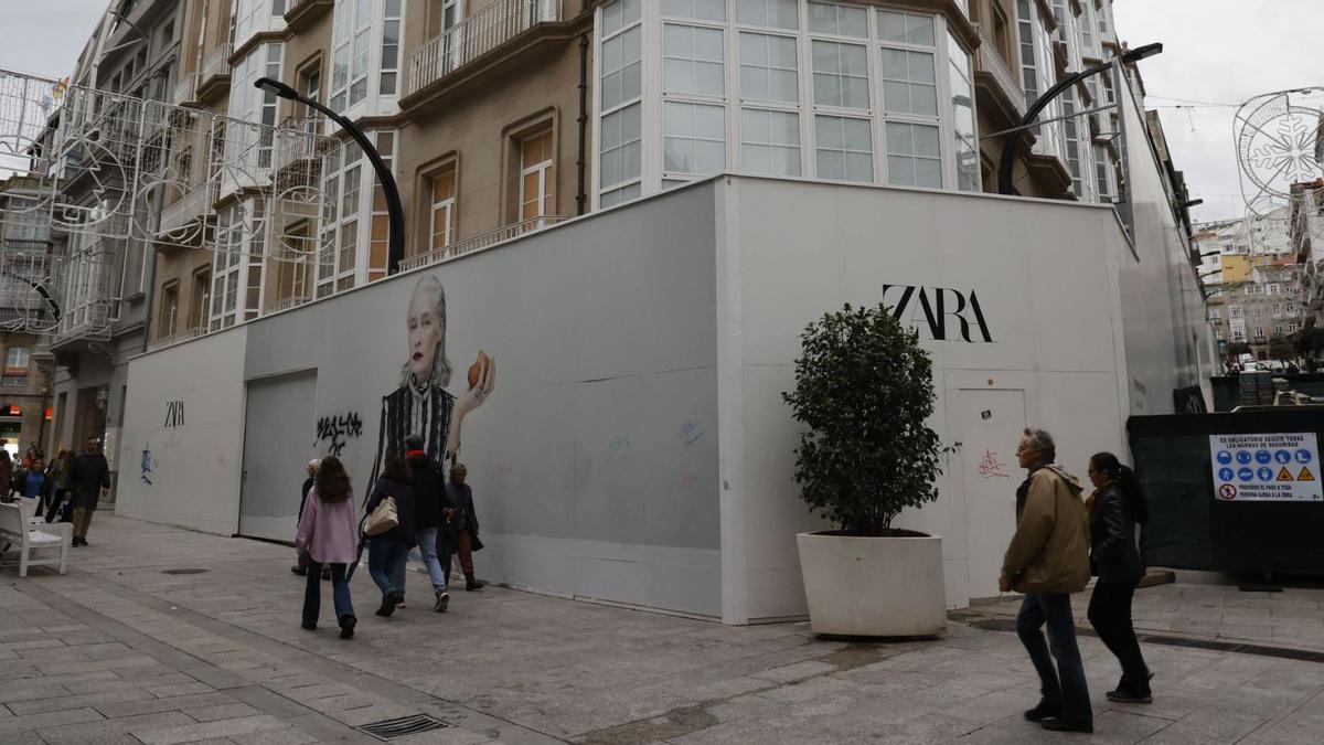 Exterior de la futura tienda de Zara en Príncipe cuando aún la cubría una valla publicitaria. 