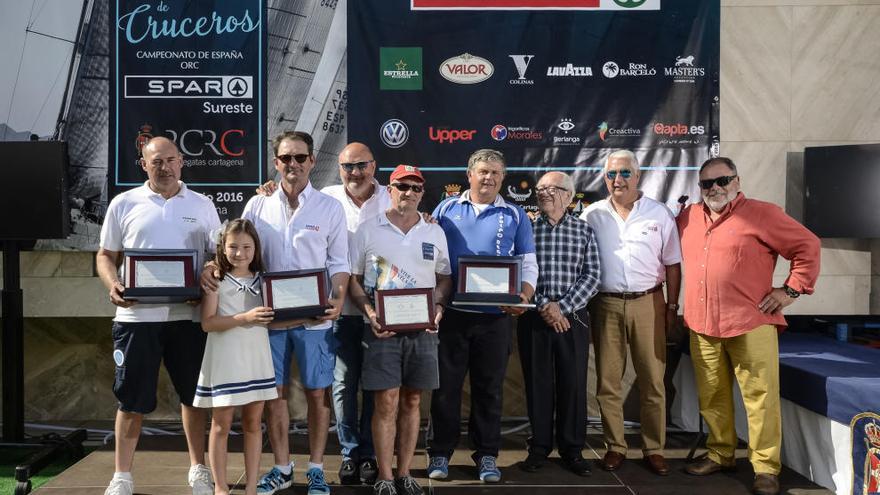 Regatistas, miembros de la organización y patrocinadores, durante la entrega de premios del Gran Trofeo de Cruceros Spar Sureste.