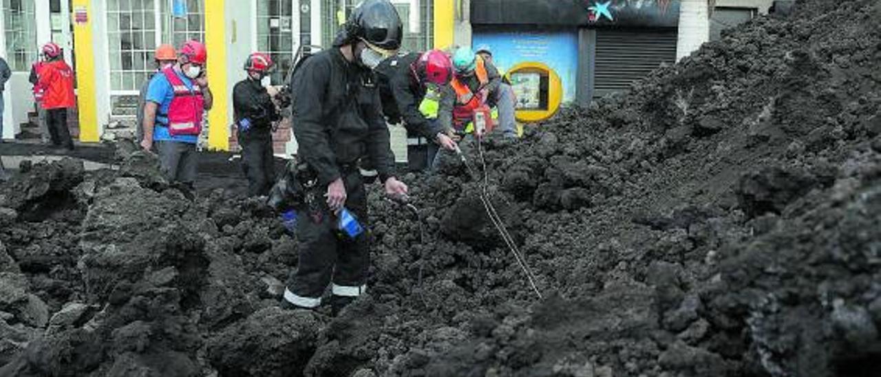 Prueba realizada el lunes en el cruce de La Laguna, en La Palma, para retirar la colada del volcán de Cumbre Vieja.