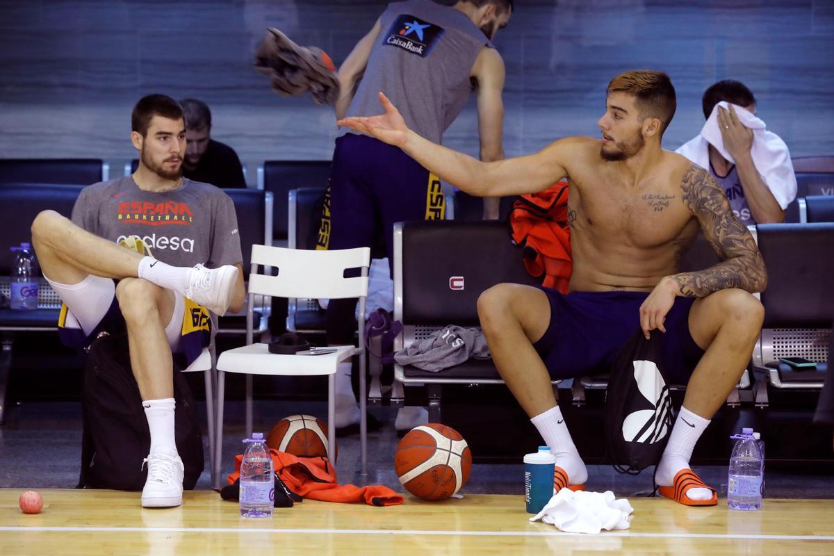 Willy Hernangómez y su hermano Juancho (izquierda), en un descanso de un partido de la Selección.