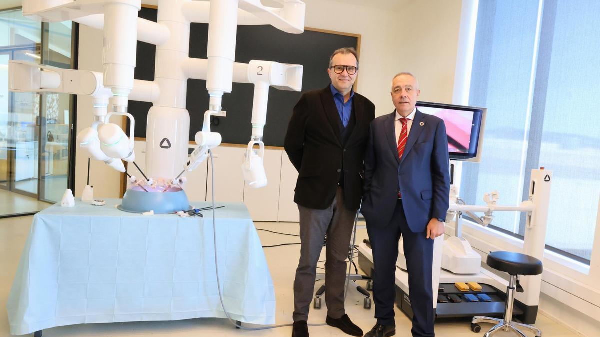 Mario Ferradosa, Managing Director de RobSurgical, y Pere Navarro, el delegado especial del Estado en el Consorci de la Zona Franca de Barcelona (CZFB).