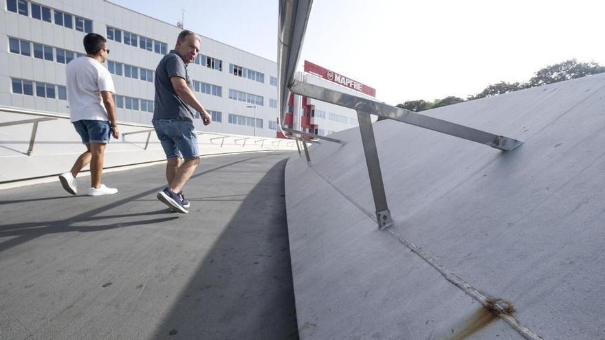 El óxido y los excrementos colonizan la pasarela Onda Atlántica a cinco años de su inauguración