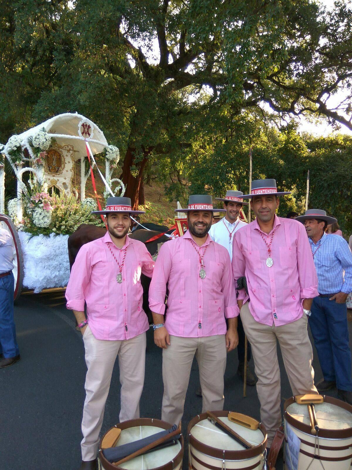 Tamborileros vistiendo en en una romería las guayaberas de 'Camino del Rocío'