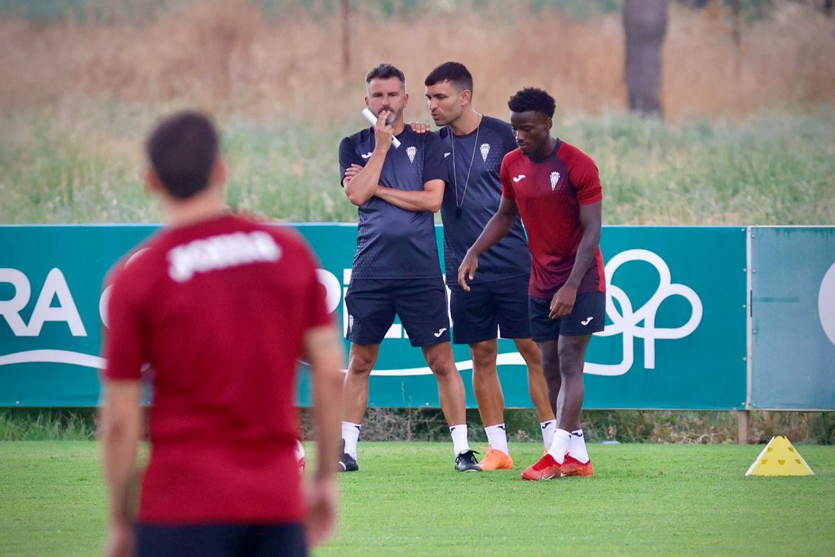 Iván Ania habla con Pablo Gutiérrez durante el entrenamiento del Córdoba CF en la Ciudad Deportiva, este lunes.