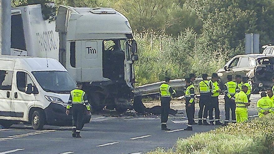 Lkw tötet sechs Menschen bei Verkehrskontrolle in Spanien