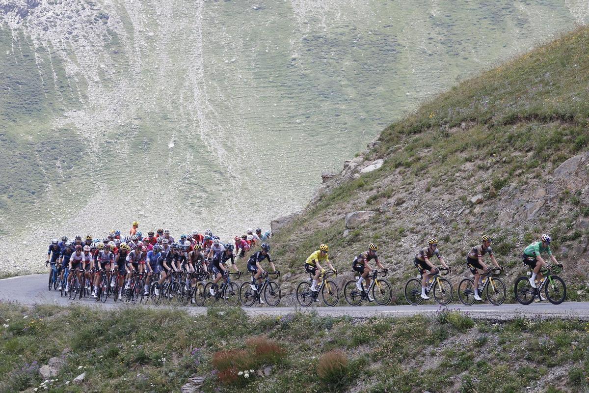 Briancon (France), 14/07/2022.- Riders in action during the 12th stage of the Tour de France 2022 over 165.1km from Briancon to Alpe d’Huez, France, 14 July 2022. (Ciclismo, Francia) EFE/EPA/GUILLAUME HORCAJUELO