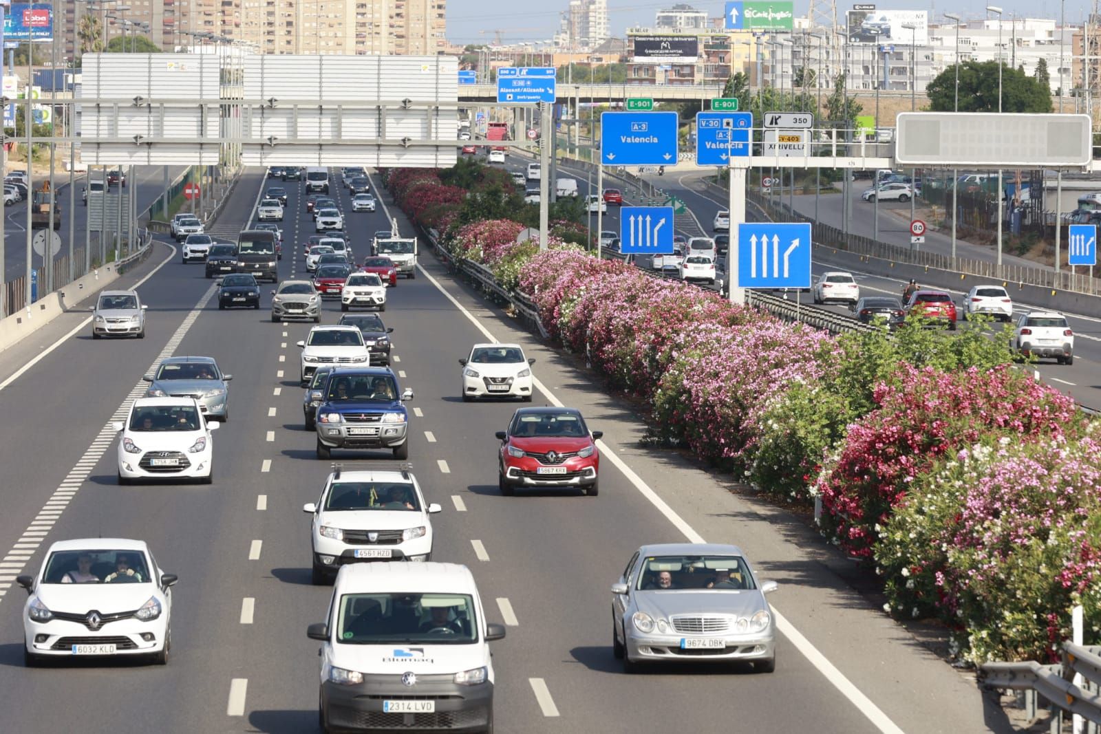 Retenciones en las vías de entrada a València por la primera operación salida del verano